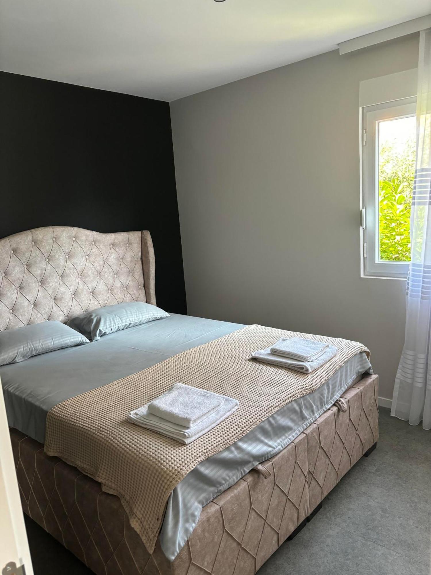 Apartments Luka Kotor Luaran gambar