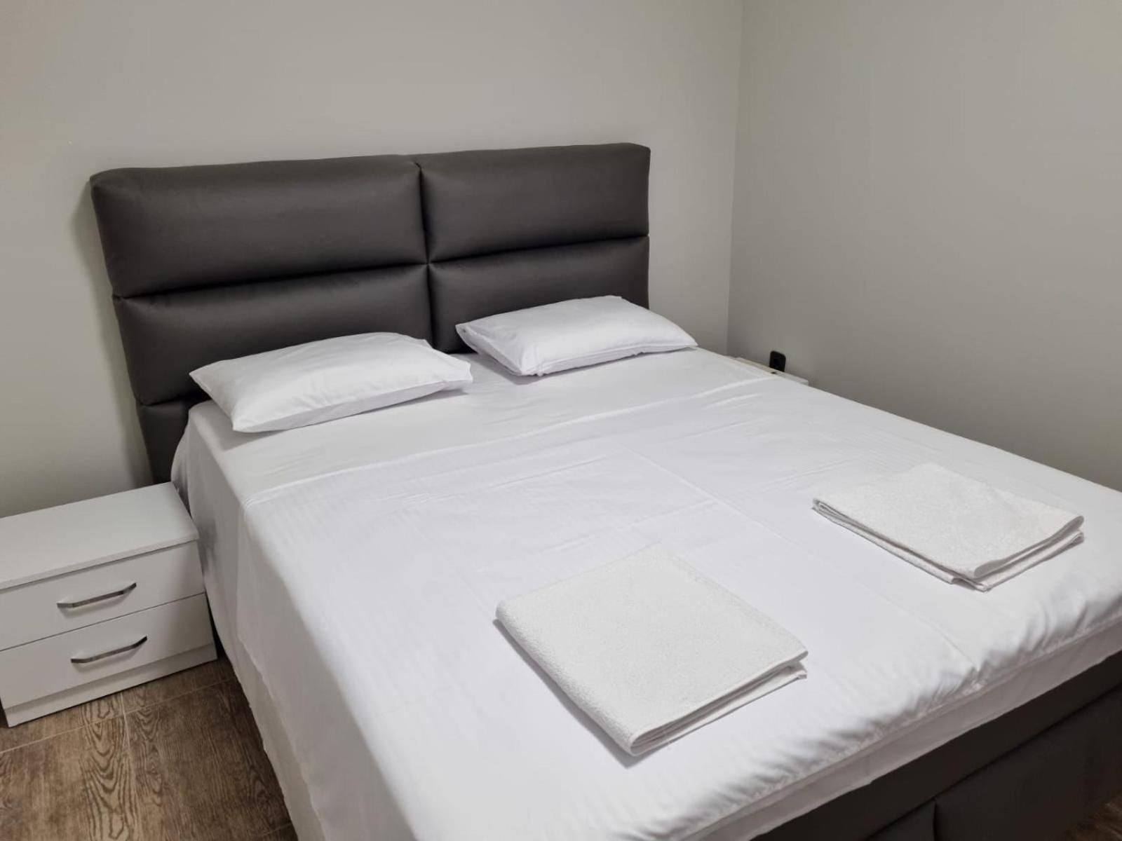 Apartments Luka Kotor Luaran gambar