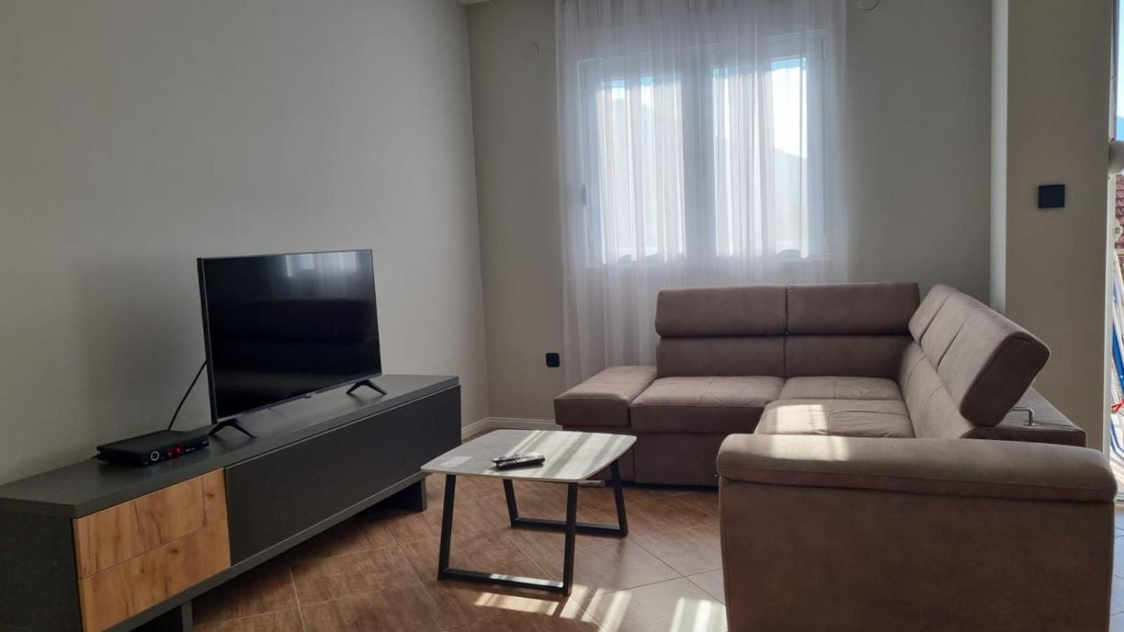 Apartments Luka Kotor Luaran gambar
